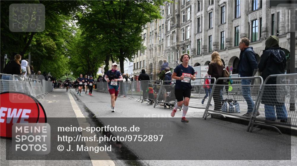 14.06.2026 - REWE Women's Run J. Mangold http://msf.ph/oto/9752897 14.06.2026 10:09:09 Ziel 10047, 10288, 10360, 10382 meine-sportfotos.de