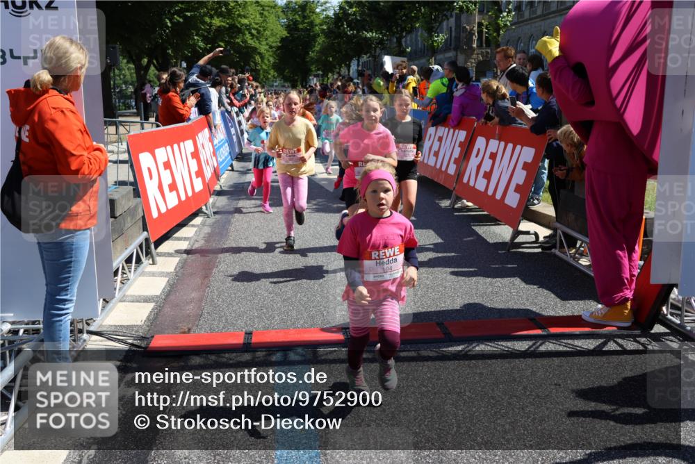 14.06.2026 - REWE Women's Run Strokosch-Dieckow http://msf.ph/oto/9752900 14.06.2026 11:38:11 Ziel 105, 117, 125, 127, 128, 145, 166, 189, 194, 201, 214, 220, 241, 252, 255, 267, 273, 289, 316, 319, 321, 345 meine-sportfotos.de