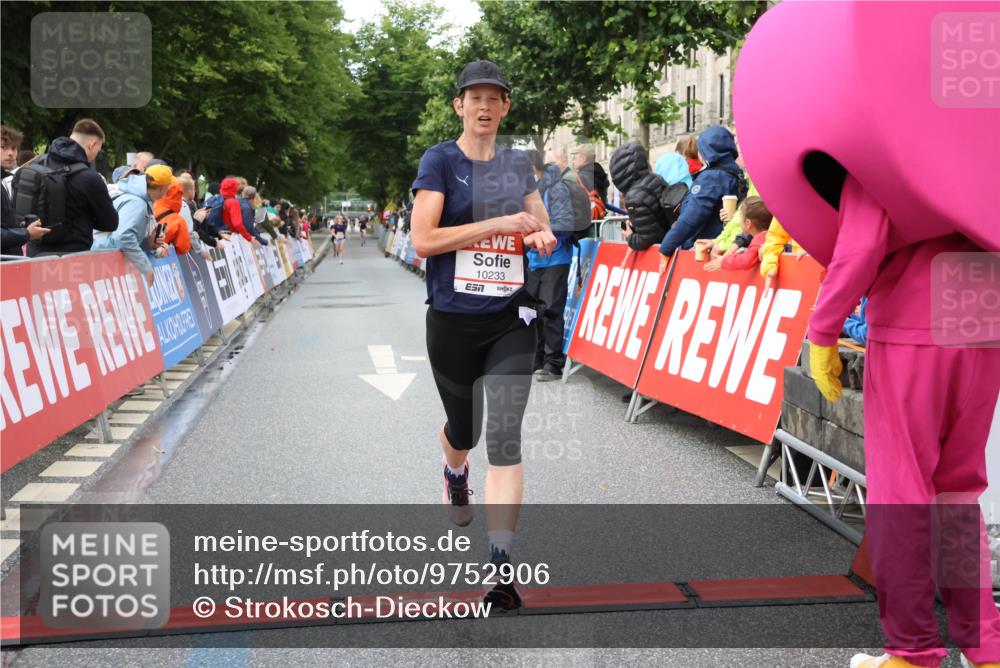 14.06.2026 - REWE Women's Run Strokosch-Dieckow http://msf.ph/oto/9752906 14.06.2026 09:49:09 Ziel 10074, 10095, 10233 meine-sportfotos.de