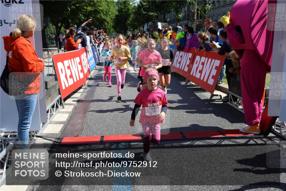 14.06.2026 - REWE Women's Run Strokosch-Dieckow http://msf.ph/oto/9752912 14.06.2026 11:38:11 Ziel 105, 117, 125, 127, 128, 145, 166, 189, 194, 201, 214, 220, 241, 252, 255, 267, 273, 289, 316, 319, 321, 345 meine-sportfotos.de