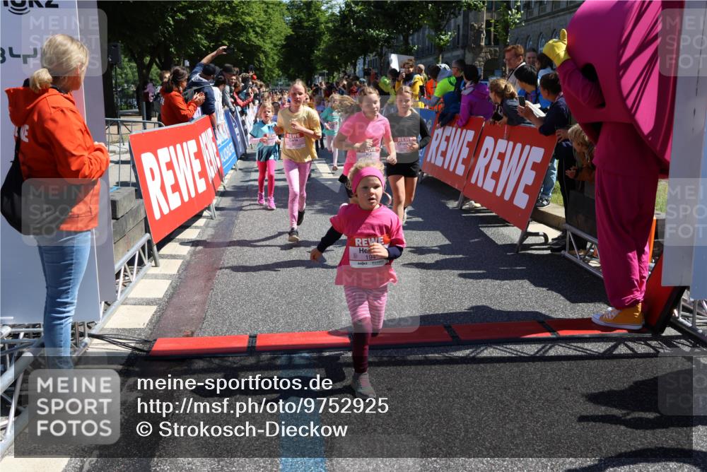 14.06.2026 - REWE Women's Run Strokosch-Dieckow http://msf.ph/oto/9752925 14.06.2026 11:38:11 Ziel 105, 117, 125, 127, 128, 145, 166, 189, 194, 201, 214, 220, 241, 252, 255, 267, 273, 289, 316, 319, 321, 345 meine-sportfotos.de