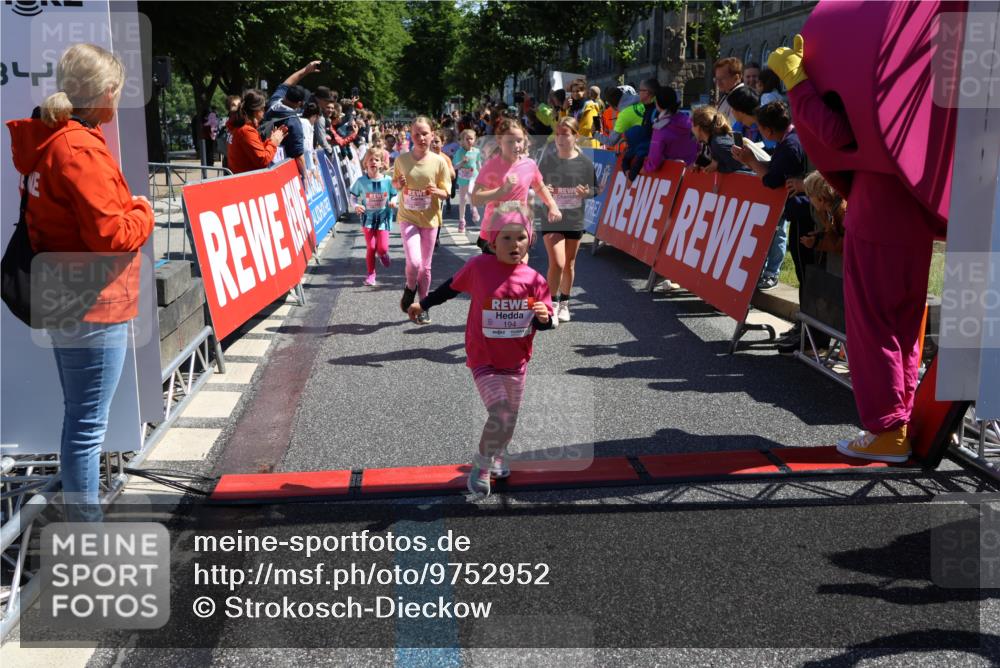 14.06.2026 - REWE Women's Run Strokosch-Dieckow http://msf.ph/oto/9752952 14.06.2026 11:38:10 Ziel 105, 114, 117, 125, 127, 128, 145, 166, 189, 194, 198, 201, 214, 220, 241, 252, 255, 267, 281, 289, 319, 321, 325, 328, 331 meine-sportfotos.de