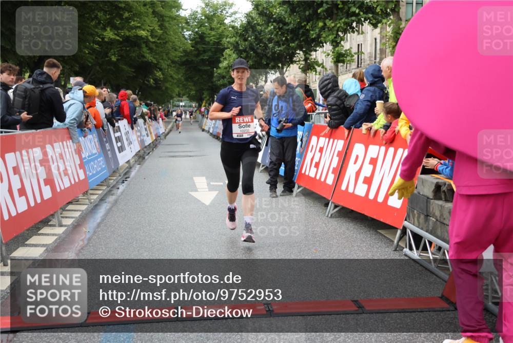 14.06.2026 - REWE Women's Run Strokosch-Dieckow http://msf.ph/oto/9752953 14.06.2026 09:49:08 Ziel 10074, 10095, 10106, 10233 meine-sportfotos.de