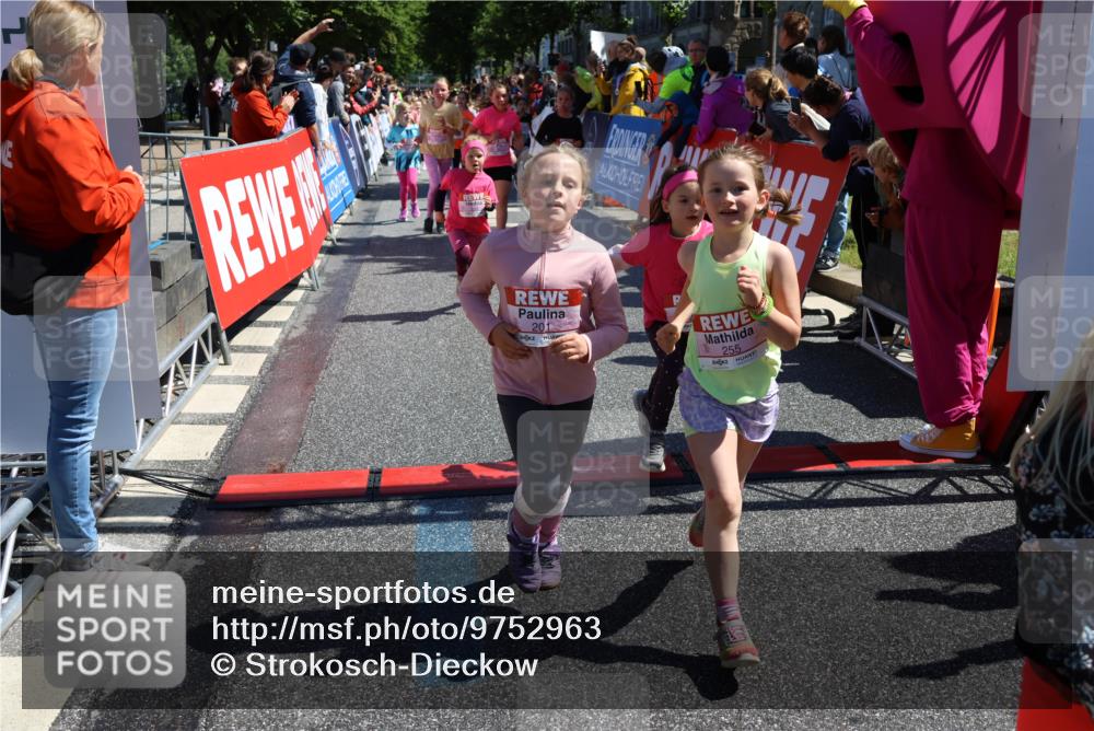 14.06.2026 - REWE Women's Run Strokosch-Dieckow http://msf.ph/oto/9752963 14.06.2026 11:38:09 Ziel 114, 117, 125, 127, 128, 145, 166, 189, 194, 198, 201, 214, 220, 241, 252, 255, 271, 272, 281, 289, 319, 321, 325, 326, 328, 331 meine-sportfotos.de