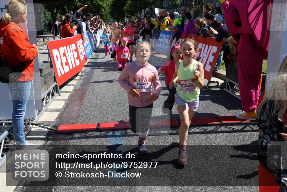 14.06.2026 - REWE Women's Run Strokosch-Dieckow http://msf.ph/oto/9752977 14.06.2026 11:38:09 Ziel 114, 117, 125, 127, 128, 145, 166, 189, 194, 198, 201, 214, 220, 241, 252, 255, 271, 272, 281, 289, 319, 321, 325, 326, 328, 331 meine-sportfotos.de