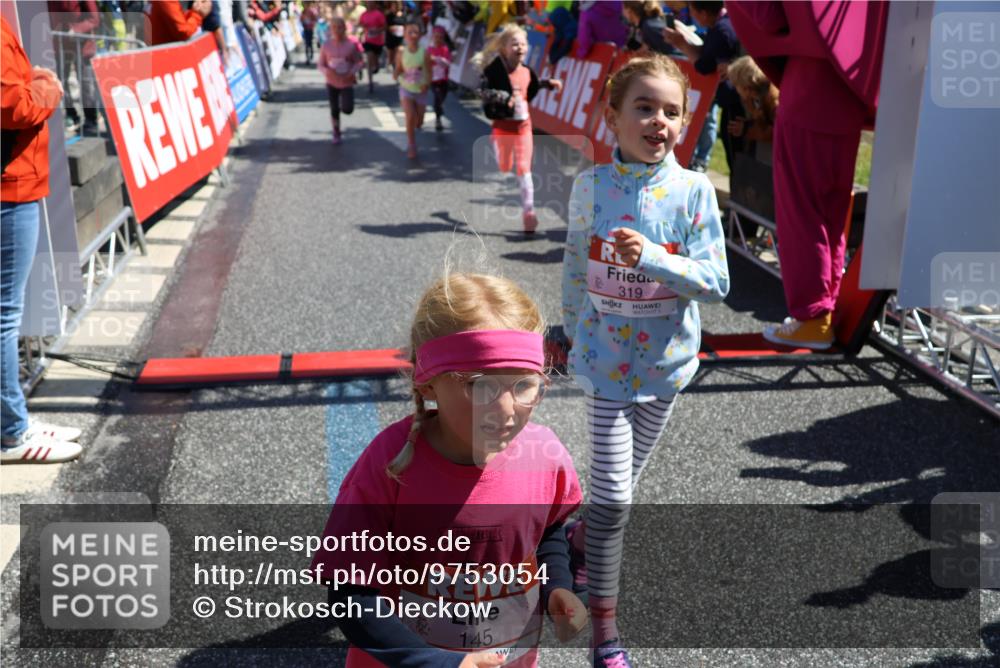 14.06.2026 - REWE Women's Run Strokosch-Dieckow http://msf.ph/oto/9753054 14.06.2026 11:38:07 Ziel 114, 120, 128, 145, 166, 194, 198, 201, 214, 254, 255, 271, 272, 281, 289, 319, 320, 321, 325, 326, 328, 331, 348, 369 meine-sportfotos.de