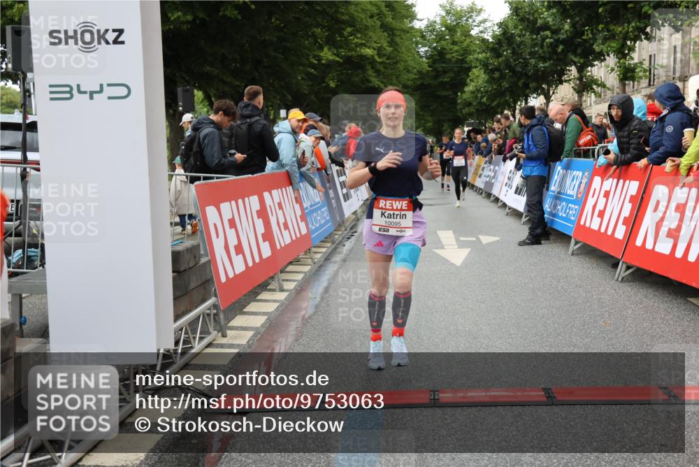 14.06.2026 - REWE Women's Run Strokosch-Dieckow http://msf.ph/oto/9753063 14.06.2026 09:49:02 Ziel 10074, 10095, 10106, 10407, 10642 meine-sportfotos.de
