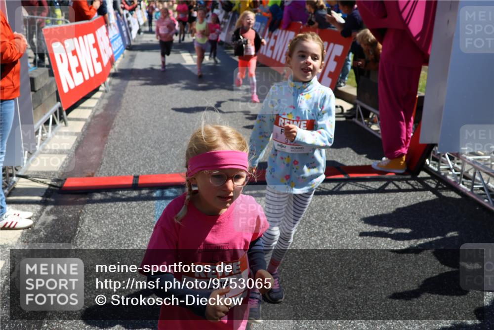 14.06.2026 - REWE Women's Run Strokosch-Dieckow http://msf.ph/oto/9753065 14.06.2026 11:38:07 Ziel 114, 120, 128, 145, 166, 194, 198, 201, 214, 254, 255, 271, 272, 281, 289, 319, 320, 321, 325, 326, 328, 331, 348, 369 meine-sportfotos.de