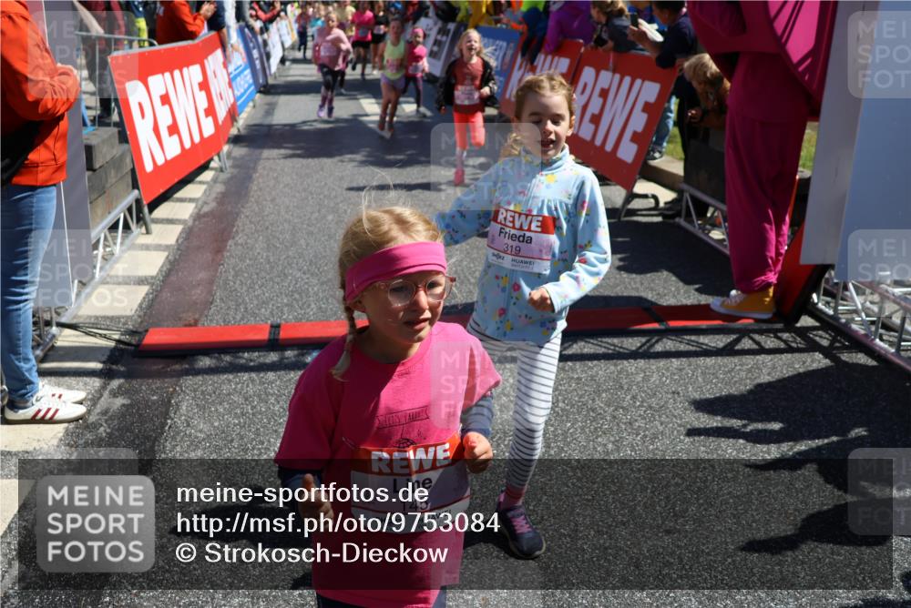 14.06.2026 - REWE Women's Run Strokosch-Dieckow http://msf.ph/oto/9753084 14.06.2026 11:38:07 Ziel 114, 120, 128, 145, 166, 194, 198, 201, 214, 254, 255, 271, 272, 281, 289, 319, 320, 321, 325, 326, 328, 331, 348, 369 meine-sportfotos.de