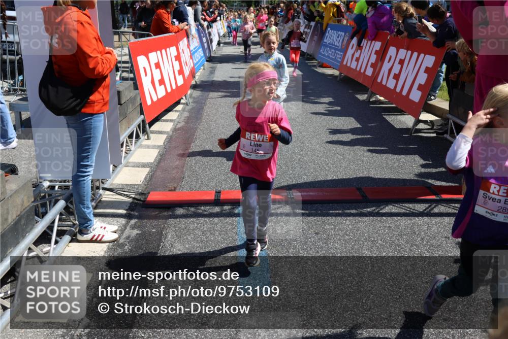 14.06.2026 - REWE Women's Run Strokosch-Dieckow http://msf.ph/oto/9753109 14.06.2026 11:38:06 Ziel 114, 120, 128, 145, 166, 194, 198, 201, 214, 233, 254, 255, 271, 272, 281, 289, 290, 319, 320, 325, 326, 328, 331, 348, 357, 365, 369 meine-sportfotos.de