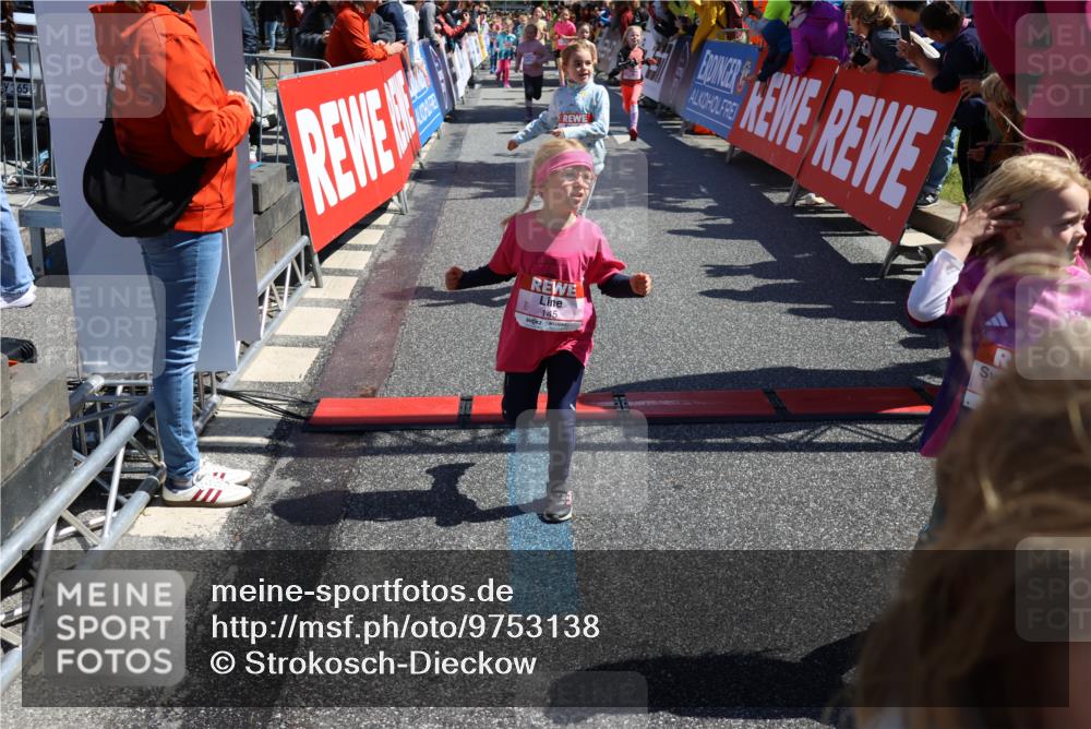 14.06.2026 - REWE Women's Run Strokosch-Dieckow http://msf.ph/oto/9753138 14.06.2026 11:38:06 Ziel 114, 120, 128, 145, 166, 194, 198, 201, 214, 233, 254, 255, 271, 272, 281, 289, 290, 319, 320, 325, 326, 328, 331, 348, 357, 365, 369 meine-sportfotos.de