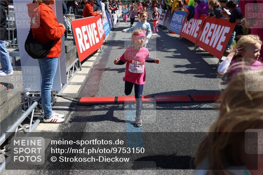 14.06.2026 - REWE Women's Run Strokosch-Dieckow http://msf.ph/oto/9753150 14.06.2026 11:38:05 Ziel 114, 120, 128, 145, 166, 198, 201, 214, 233, 254, 255, 271, 272, 281, 289, 290, 298, 310, 319, 320, 325, 326, 328, 331, 348, 357, 364, 365, 369 meine-sportfotos.de