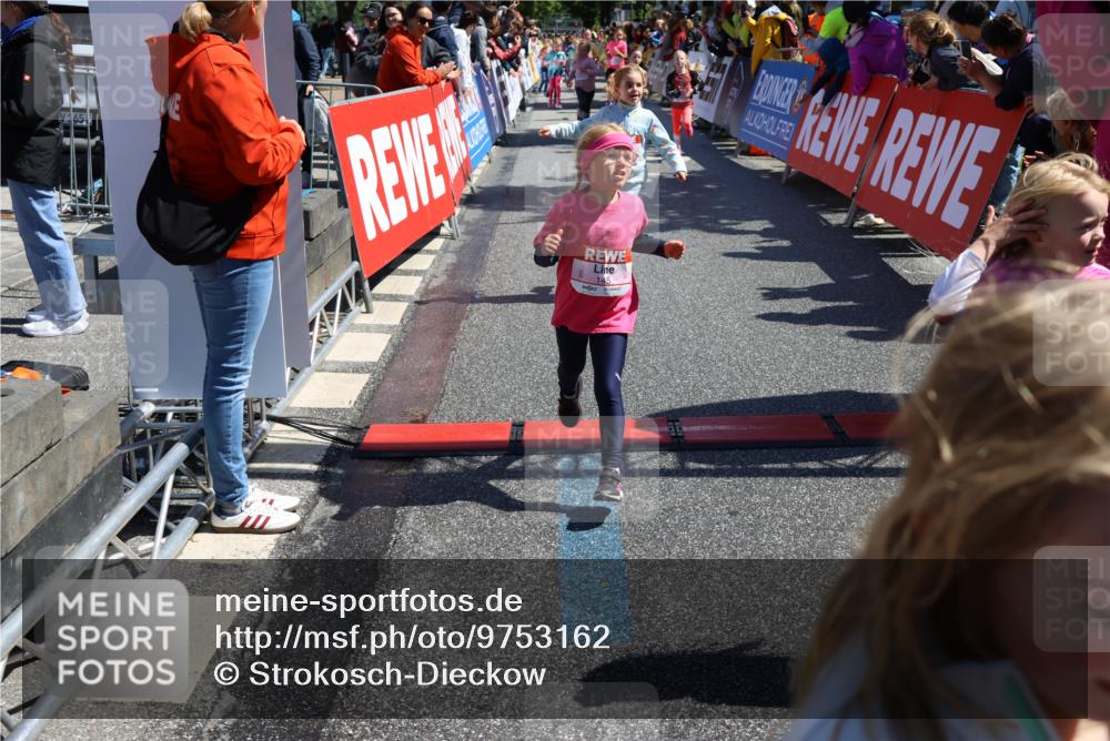 14.06.2026 - REWE Women's Run Strokosch-Dieckow http://msf.ph/oto/9753162 14.06.2026 11:38:05 Ziel 114, 120, 128, 145, 166, 198, 201, 214, 233, 254, 255, 271, 272, 281, 289, 290, 298, 310, 319, 320, 325, 326, 328, 331, 348, 357, 364, 365, 369 meine-sportfotos.de