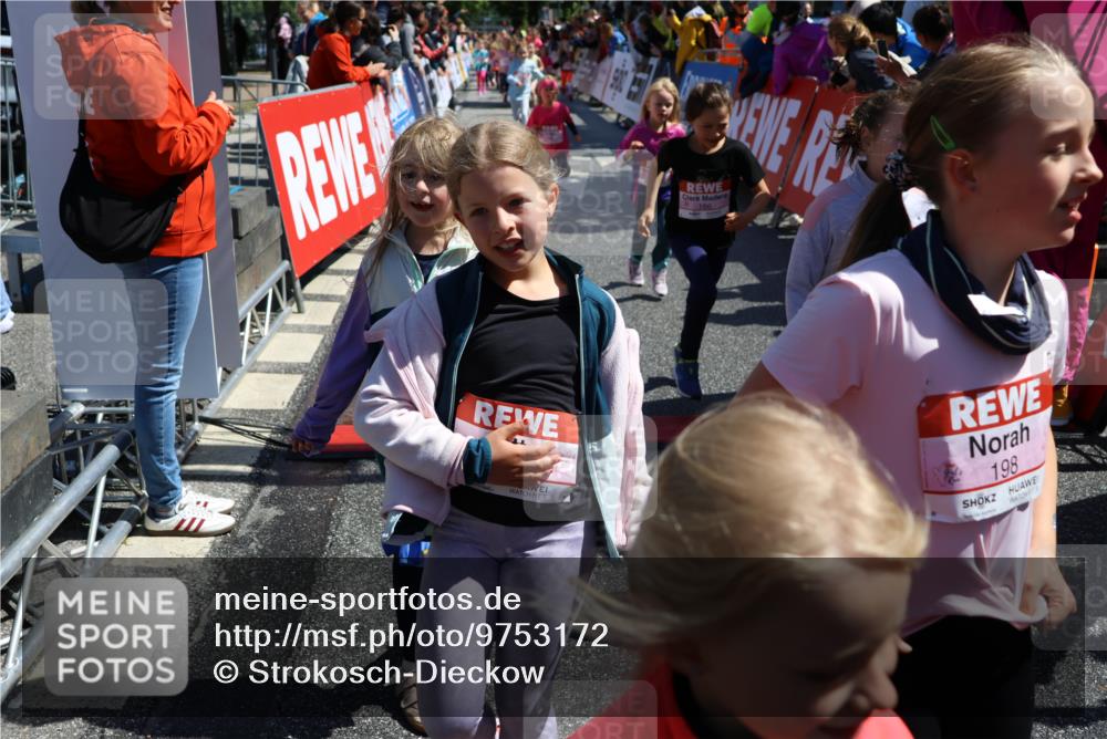 14.06.2026 - REWE Women's Run Strokosch-Dieckow http://msf.ph/oto/9753172 14.06.2026 11:38:03 Ziel 114, 120, 145, 166, 188, 198, 206, 233, 254, 271, 272, 281, 289, 290, 298, 310, 319, 320, 325, 326, 328, 331, 335, 348, 357, 364, 365, 369 meine-sportfotos.de