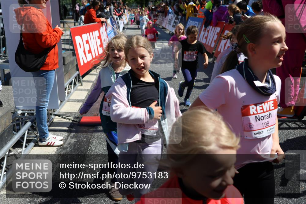 14.06.2026 - REWE Women's Run Strokosch-Dieckow http://msf.ph/oto/9753183 14.06.2026 11:38:03 Ziel 114, 120, 145, 166, 188, 198, 206, 233, 254, 271, 272, 281, 289, 290, 298, 310, 319, 320, 325, 326, 328, 331, 335, 348, 357, 364, 365, 369 meine-sportfotos.de