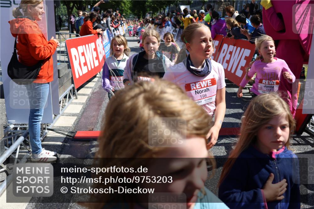 14.06.2026 - REWE Women's Run Strokosch-Dieckow http://msf.ph/oto/9753203 14.06.2026 11:38:03 Ziel 114, 120, 145, 166, 188, 198, 206, 233, 254, 271, 272, 281, 289, 290, 298, 310, 319, 320, 325, 326, 328, 331, 335, 348, 357, 364, 365, 369 meine-sportfotos.de