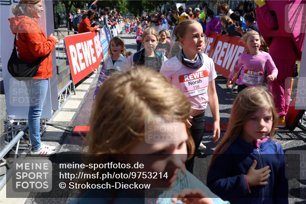 14.06.2026 - REWE Women's Run Strokosch-Dieckow http://msf.ph/oto/9753214 14.06.2026 11:38:03 Ziel 114, 120, 145, 166, 188, 198, 206, 233, 254, 271, 272, 281, 289, 290, 298, 310, 319, 320, 325, 326, 328, 331, 335, 348, 357, 364, 365, 369 meine-sportfotos.de
