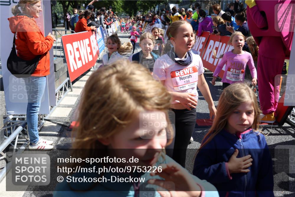 14.06.2026 - REWE Women's Run Strokosch-Dieckow http://msf.ph/oto/9753226 14.06.2026 11:38:03 Ziel 114, 120, 145, 166, 188, 198, 206, 233, 254, 271, 272, 281, 289, 290, 298, 310, 319, 320, 325, 326, 328, 331, 335, 348, 357, 364, 365, 369 meine-sportfotos.de