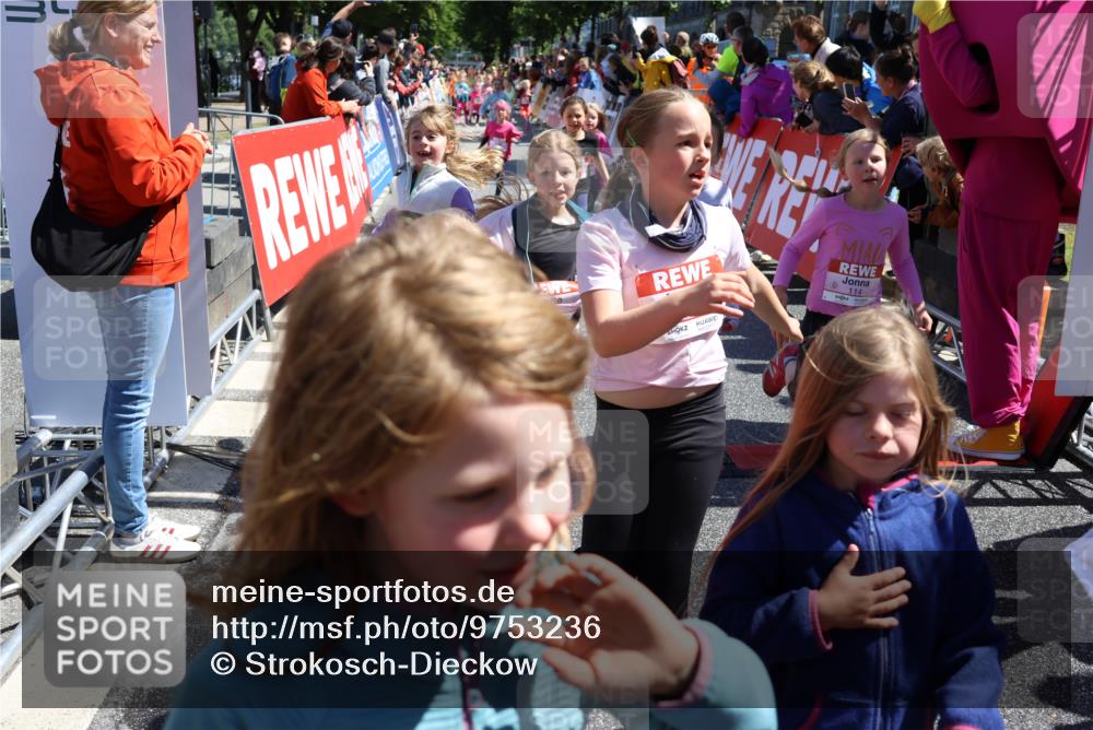 14.06.2026 - REWE Women's Run Strokosch-Dieckow http://msf.ph/oto/9753236 14.06.2026 11:38:03 Ziel 114, 120, 145, 166, 188, 198, 206, 233, 254, 271, 272, 281, 289, 290, 298, 310, 319, 320, 325, 326, 328, 331, 335, 348, 357, 364, 365, 369 meine-sportfotos.de