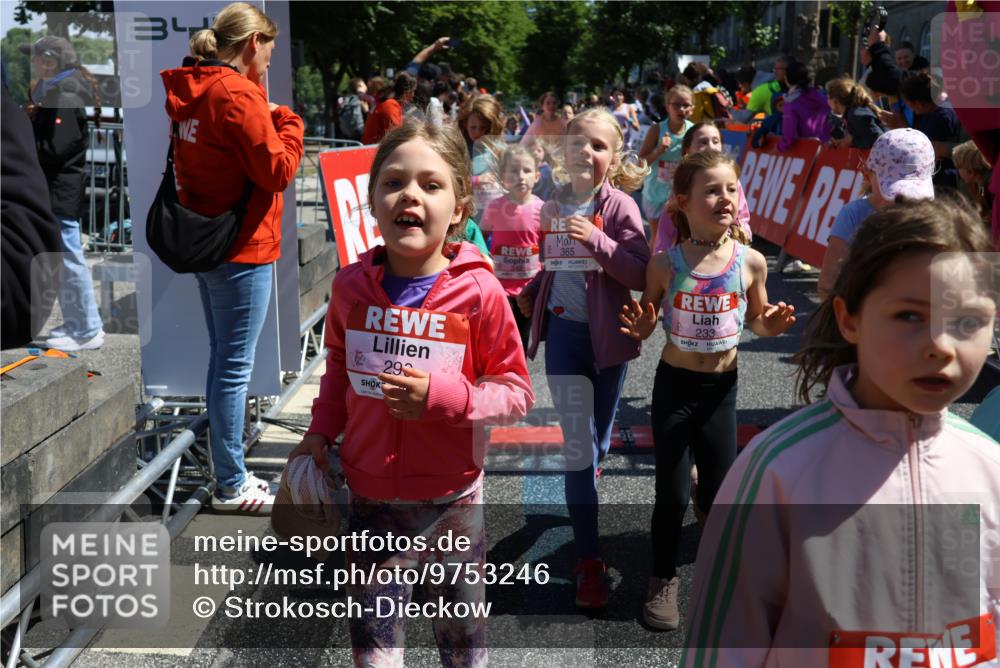14.06.2026 - REWE Women's Run Strokosch-Dieckow http://msf.ph/oto/9753246 14.06.2026 11:37:59 Ziel 114, 120, 154, 188, 198, 206, 215, 224, 225, 233, 247, 254, 271, 272, 276, 281, 290, 298, 310, 311, 320, 325, 326, 328, 331, 335, 348, 357, 364, 365, 369 meine-sportfotos.de