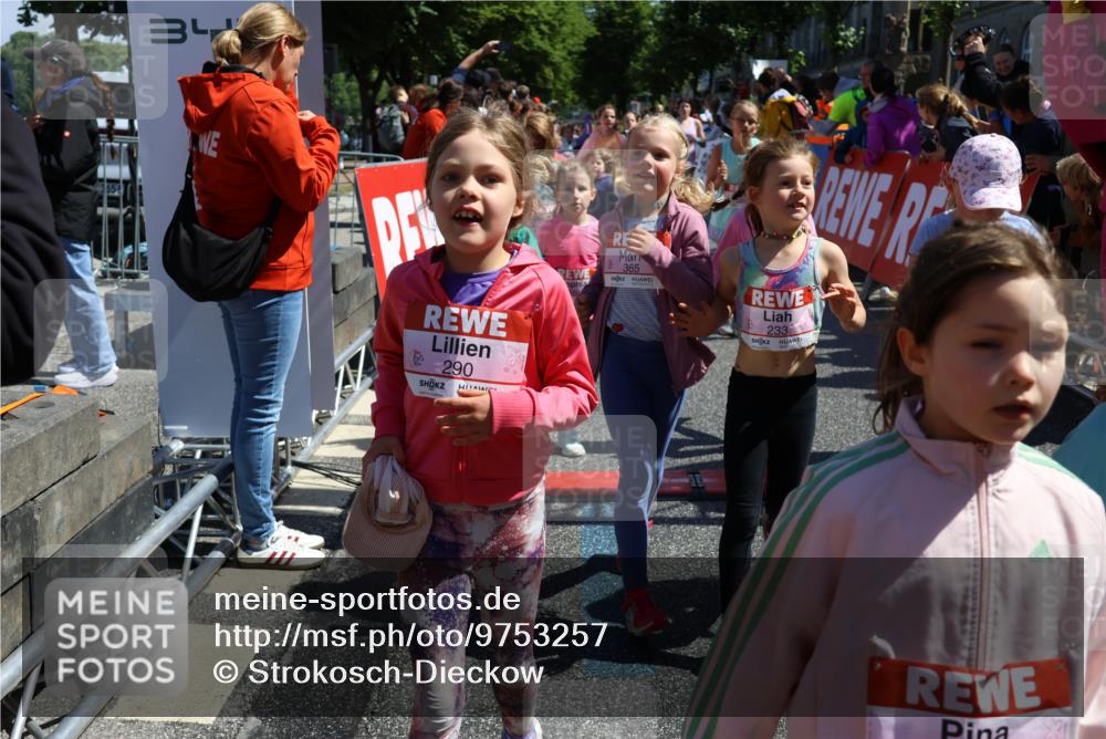 14.06.2026 - REWE Women's Run Strokosch-Dieckow http://msf.ph/oto/9753257 14.06.2026 11:37:59 Ziel 114, 120, 154, 188, 198, 206, 215, 224, 225, 233, 247, 254, 271, 272, 276, 281, 290, 298, 310, 311, 320, 325, 326, 328, 331, 335, 348, 357, 364, 365, 369 meine-sportfotos.de