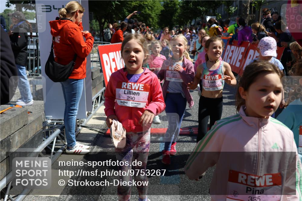 14.06.2026 - REWE Women's Run Strokosch-Dieckow http://msf.ph/oto/9753267 14.06.2026 11:37:59 Ziel 114, 120, 154, 188, 198, 206, 215, 224, 225, 233, 247, 254, 271, 272, 276, 281, 290, 298, 310, 311, 320, 325, 326, 328, 331, 335, 348, 357, 364, 365, 369 meine-sportfotos.de