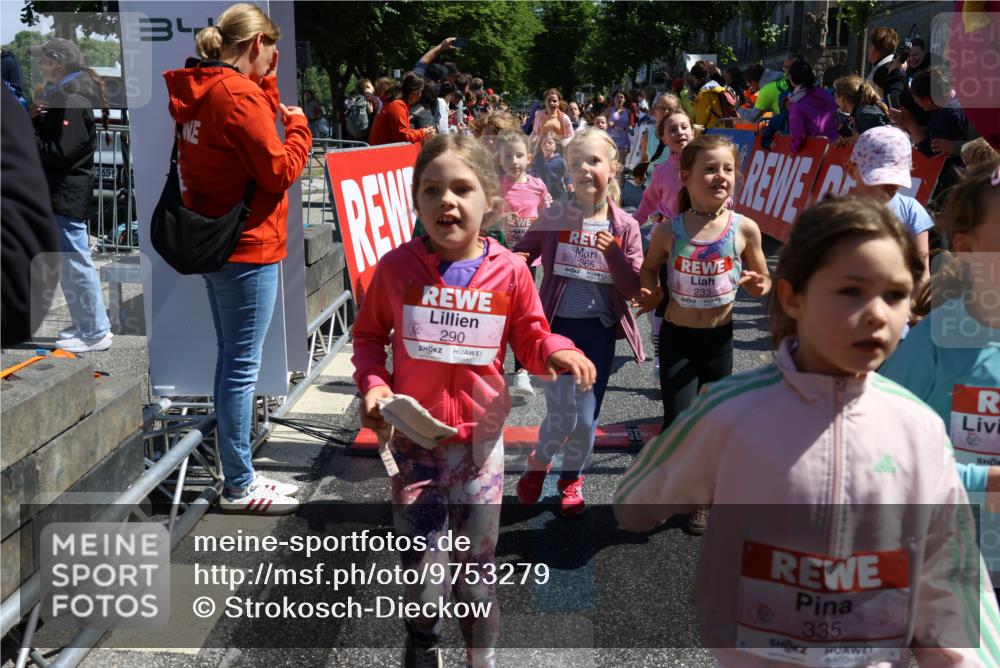 14.06.2026 - REWE Women's Run Strokosch-Dieckow http://msf.ph/oto/9753279 14.06.2026 11:37:59 Ziel 114, 120, 154, 188, 198, 206, 215, 224, 225, 233, 247, 254, 271, 272, 276, 281, 290, 298, 310, 311, 320, 325, 326, 328, 331, 335, 348, 357, 364, 365, 369 meine-sportfotos.de