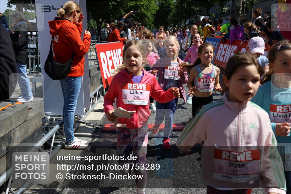 14.06.2026 - REWE Women's Run Strokosch-Dieckow http://msf.ph/oto/9753289 14.06.2026 11:37:59 Ziel 114, 120, 154, 188, 198, 206, 215, 224, 225, 233, 247, 254, 271, 272, 276, 281, 290, 298, 310, 311, 320, 325, 326, 328, 331, 335, 348, 357, 364, 365, 369 meine-sportfotos.de