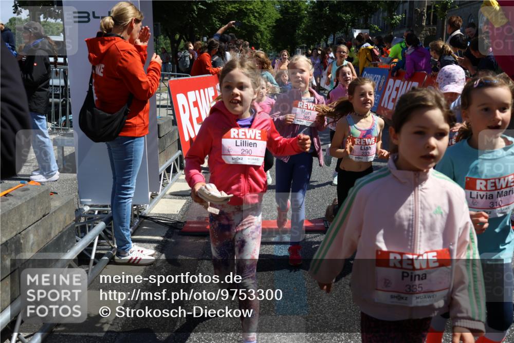 14.06.2026 - REWE Women's Run Strokosch-Dieckow http://msf.ph/oto/9753300 14.06.2026 11:37:59 Ziel 114, 120, 154, 188, 198, 206, 215, 224, 225, 233, 247, 254, 271, 272, 276, 281, 290, 298, 310, 311, 320, 325, 326, 328, 331, 335, 348, 357, 364, 365, 369 meine-sportfotos.de