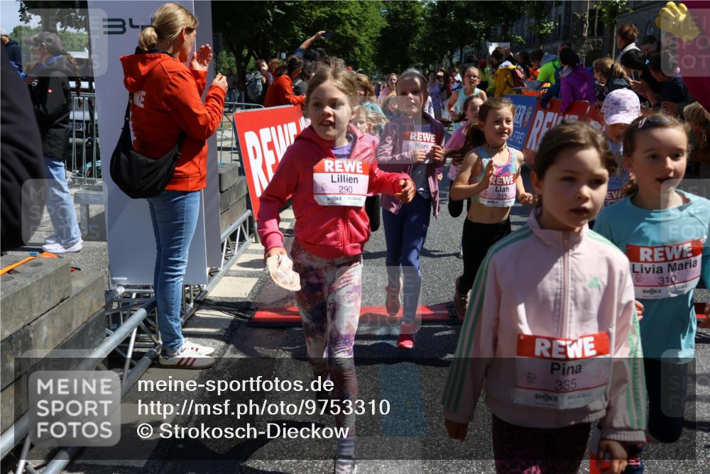 14.06.2026 - REWE Women's Run Strokosch-Dieckow http://msf.ph/oto/9753310 14.06.2026 11:37:59 Ziel 114, 120, 154, 188, 198, 206, 215, 224, 225, 233, 247, 254, 271, 272, 276, 281, 290, 298, 310, 311, 320, 325, 326, 328, 331, 335, 348, 357, 364, 365, 369 meine-sportfotos.de