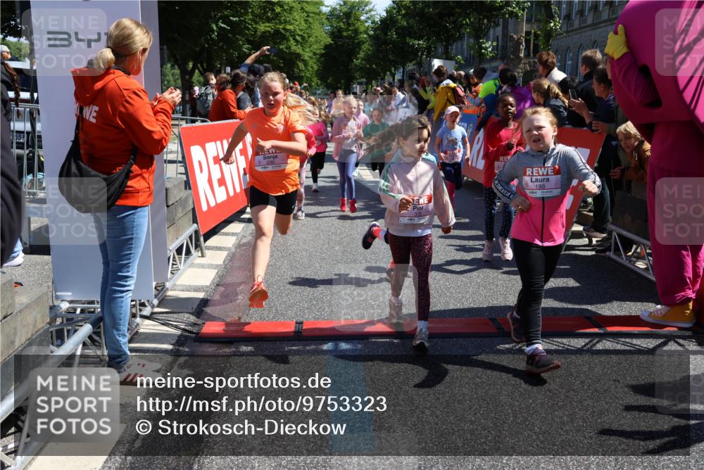 14.06.2026 - REWE Women's Run Strokosch-Dieckow http://msf.ph/oto/9753323 14.06.2026 11:37:57 Ziel 120, 154, 188, 206, 215, 224, 225, 233, 247, 254, 271, 272, 276, 290, 298, 310, 311, 320, 326, 335, 348, 357, 361, 362, 364, 365, 369 meine-sportfotos.de