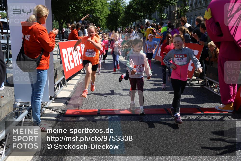 14.06.2026 - REWE Women's Run Strokosch-Dieckow http://msf.ph/oto/9753338 14.06.2026 11:37:57 Ziel 120, 154, 188, 206, 215, 224, 225, 233, 247, 254, 271, 272, 276, 290, 298, 310, 311, 320, 326, 335, 348, 357, 361, 362, 364, 365, 369 meine-sportfotos.de