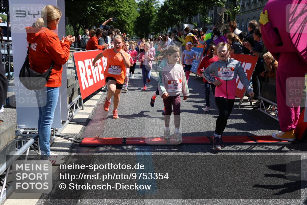 14.06.2026 - REWE Women's Run Strokosch-Dieckow http://msf.ph/oto/9753354 14.06.2026 11:37:56 Ziel 119, 120, 154, 188, 206, 215, 224, 225, 233, 247, 254, 276, 290, 298, 310, 311, 320, 322, 335, 342, 348, 357, 361, 362, 364, 365, 369 meine-sportfotos.de