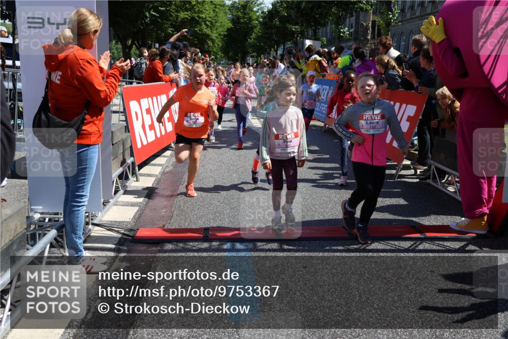14.06.2026 - REWE Women's Run Strokosch-Dieckow http://msf.ph/oto/9753367 14.06.2026 11:37:56 Ziel 119, 120, 154, 188, 206, 215, 224, 225, 233, 247, 254, 276, 290, 298, 310, 311, 320, 322, 335, 342, 348, 357, 361, 362, 364, 365, 369 meine-sportfotos.de