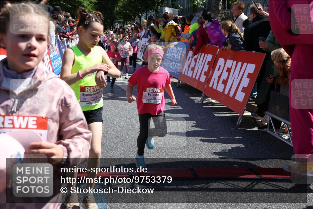 14.06.2026 - REWE Women's Run Strokosch-Dieckow http://msf.ph/oto/9753379 14.06.2026 11:37:52 Ziel 119, 154, 159, 188, 206, 215, 224, 225, 234, 247, 257, 276, 292, 311, 322, 335, 340, 342, 343, 361, 362 meine-sportfotos.de