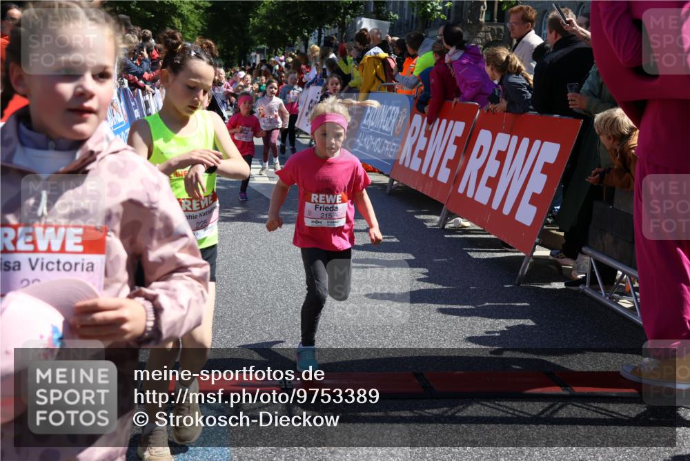 14.06.2026 - REWE Women's Run Strokosch-Dieckow http://msf.ph/oto/9753389 14.06.2026 11:37:52 Ziel 119, 154, 159, 188, 206, 215, 224, 225, 234, 247, 257, 276, 292, 311, 322, 335, 340, 342, 343, 361, 362 meine-sportfotos.de