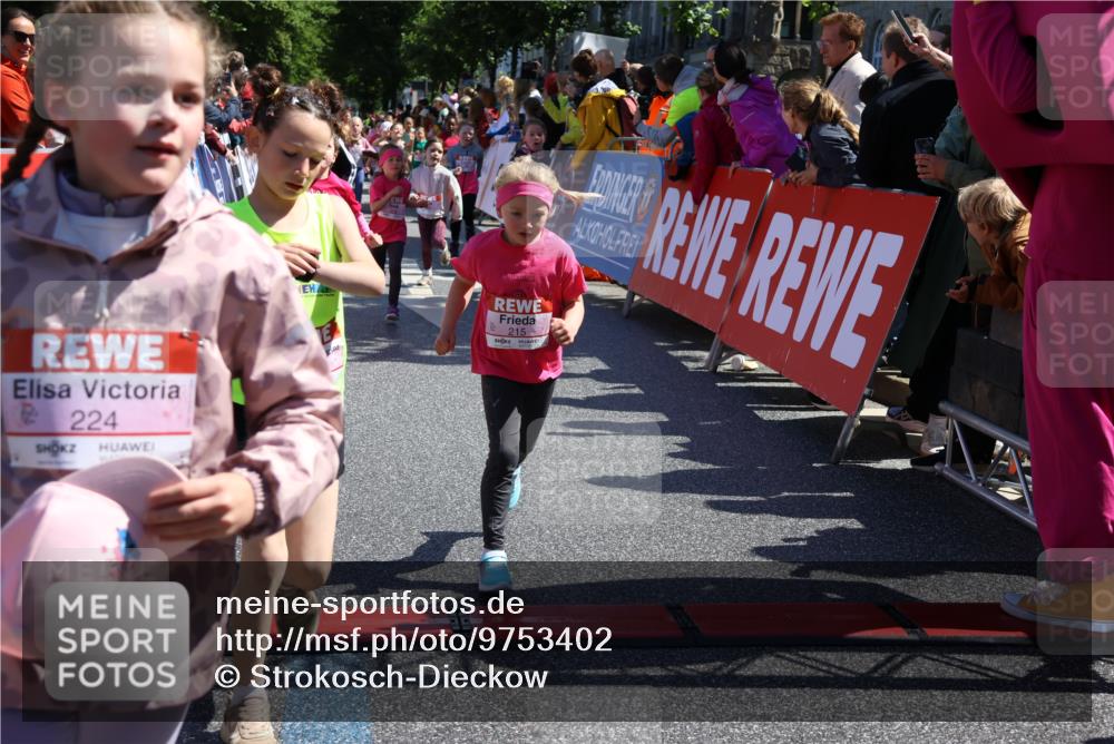 14.06.2026 - REWE Women's Run Strokosch-Dieckow http://msf.ph/oto/9753402 14.06.2026 11:37:52 Ziel 119, 154, 159, 188, 206, 215, 224, 225, 234, 247, 257, 276, 292, 311, 322, 335, 340, 342, 343, 361, 362 meine-sportfotos.de