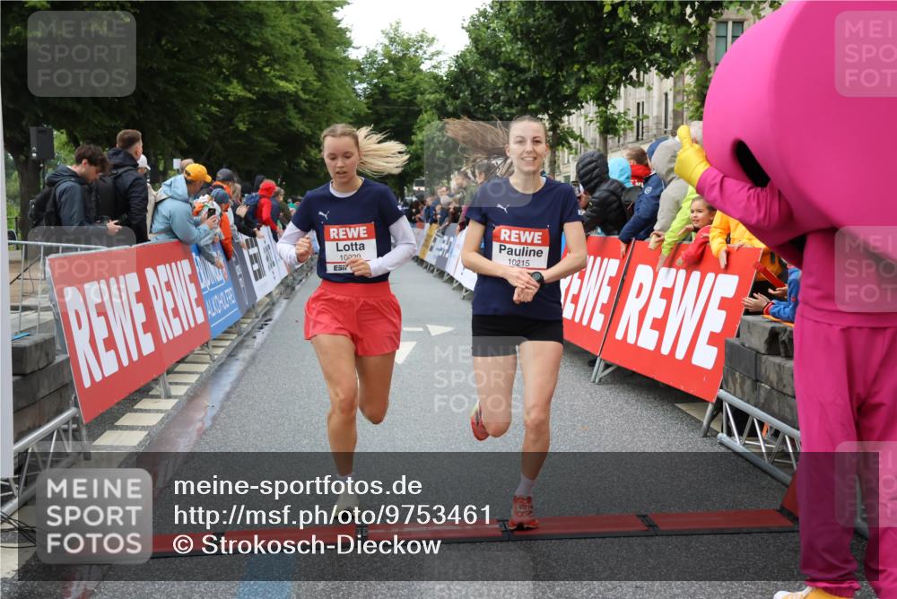 14.06.2026 - REWE Women's Run Strokosch-Dieckow http://msf.ph/oto/9753461 14.06.2026 09:48:51 Ziel 10215, 10266, 10407, 10642, 10929, 11141 meine-sportfotos.de