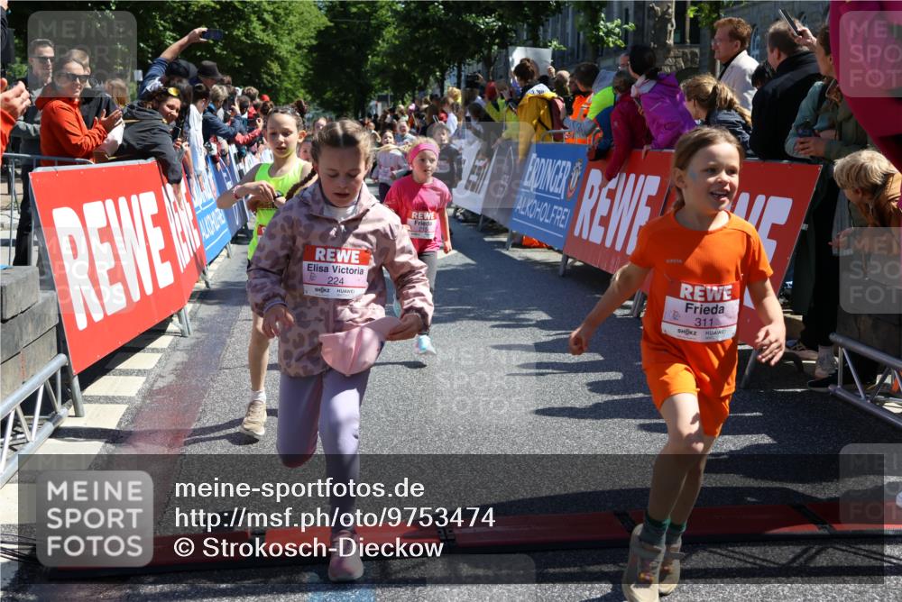 14.06.2026 - REWE Women's Run Strokosch-Dieckow http://msf.ph/oto/9753474 14.06.2026 11:37:51 Ziel 112, 119, 154, 159, 206, 215, 224, 225, 234, 247, 248, 257, 264, 269, 276, 292, 311, 322, 323, 340, 342, 343, 361, 362 meine-sportfotos.de