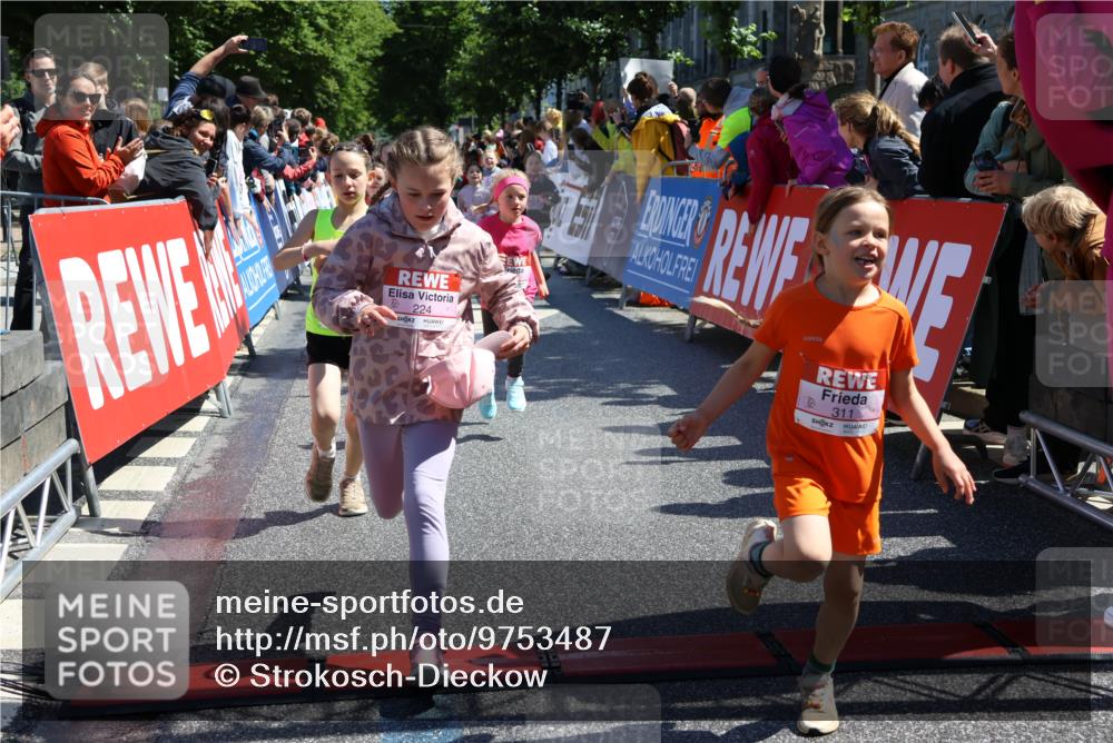 14.06.2026 - REWE Women's Run Strokosch-Dieckow http://msf.ph/oto/9753487 14.06.2026 11:37:51 Ziel 112, 119, 154, 159, 206, 215, 224, 225, 234, 247, 248, 257, 264, 269, 276, 292, 311, 322, 323, 340, 342, 343, 361, 362 meine-sportfotos.de