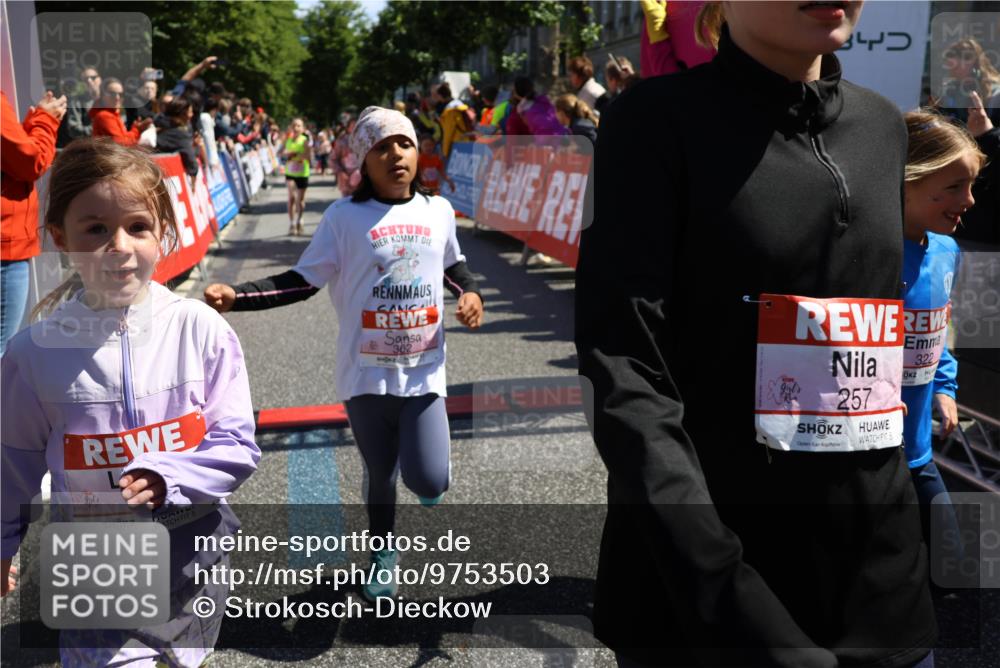 14.06.2026 - REWE Women's Run Strokosch-Dieckow http://msf.ph/oto/9753503 14.06.2026 11:37:49 Ziel 112, 119, 141, 154, 156, 159, 172, 215, 224, 225, 234, 248, 257, 264, 269, 292, 311, 322, 323, 339, 340, 342, 343, 351, 361, 362 meine-sportfotos.de