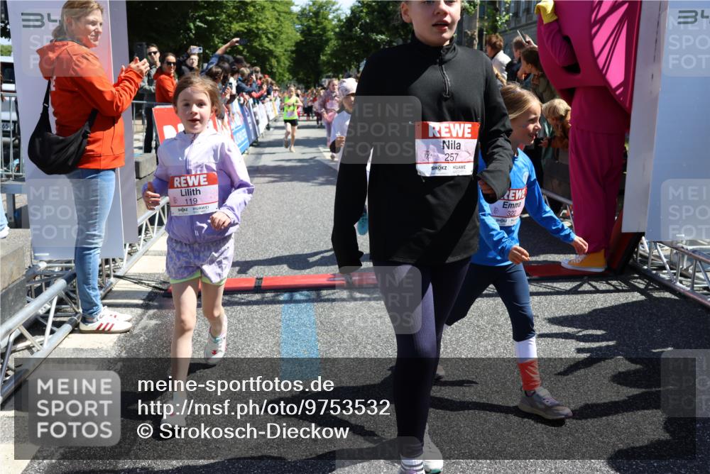 14.06.2026 - REWE Women's Run Strokosch-Dieckow http://msf.ph/oto/9753532 14.06.2026 11:37:49 Ziel 112, 119, 141, 154, 156, 159, 172, 215, 224, 225, 234, 248, 257, 264, 269, 292, 311, 322, 323, 339, 340, 342, 343, 351, 361, 362 meine-sportfotos.de