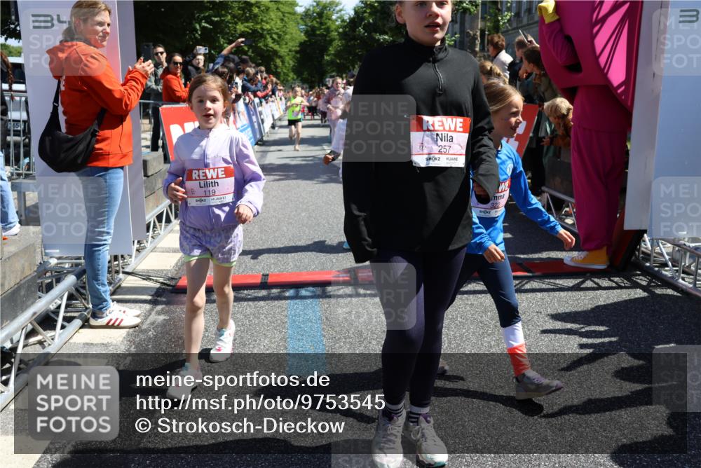 14.06.2026 - REWE Women's Run Strokosch-Dieckow http://msf.ph/oto/9753545 14.06.2026 11:37:49 Ziel 112, 119, 141, 154, 156, 159, 172, 215, 224, 225, 234, 248, 257, 264, 269, 292, 311, 322, 323, 339, 340, 342, 343, 351, 361, 362 meine-sportfotos.de