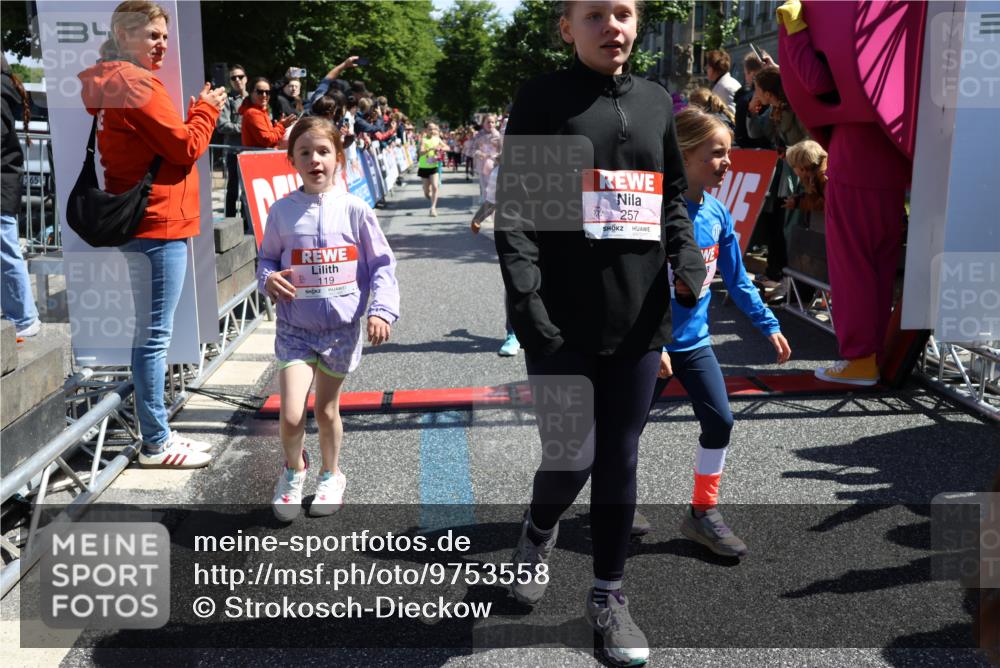 14.06.2026 - REWE Women's Run Strokosch-Dieckow http://msf.ph/oto/9753558 14.06.2026 11:37:49 Ziel 112, 119, 141, 154, 156, 159, 172, 215, 224, 225, 234, 248, 257, 264, 269, 292, 311, 322, 323, 339, 340, 342, 343, 351, 361, 362 meine-sportfotos.de