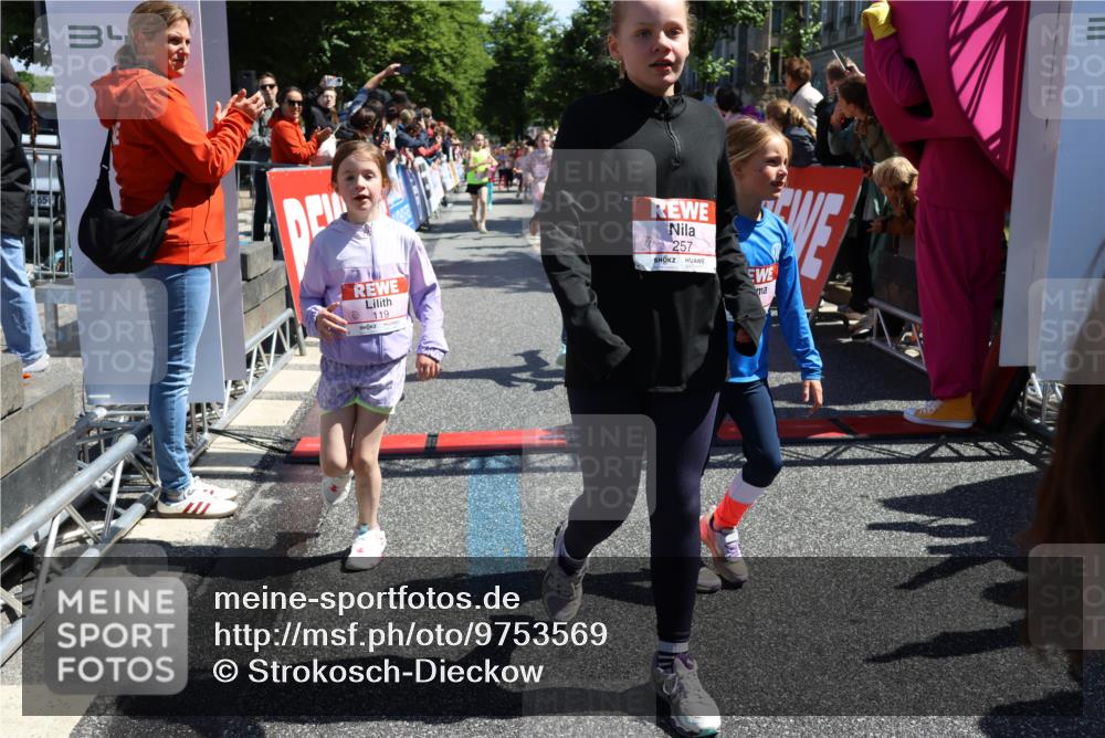 14.06.2026 - REWE Women's Run Strokosch-Dieckow http://msf.ph/oto/9753569 14.06.2026 11:37:49 Ziel 112, 119, 141, 154, 156, 159, 172, 215, 224, 225, 234, 248, 257, 264, 269, 292, 311, 322, 323, 339, 340, 342, 343, 351, 361, 362 meine-sportfotos.de