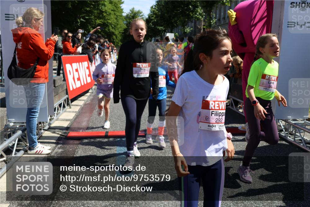 14.06.2026 - REWE Women's Run Strokosch-Dieckow http://msf.ph/oto/9753579 14.06.2026 11:37:48 Ziel 101, 112, 119, 141, 156, 159, 164, 172, 179, 215, 224, 225, 234, 248, 257, 264, 269, 292, 311, 322, 323, 339, 340, 342, 343, 351, 361, 362 meine-sportfotos.de