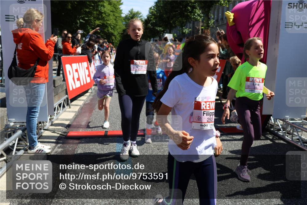 14.06.2026 - REWE Women's Run Strokosch-Dieckow http://msf.ph/oto/9753591 14.06.2026 11:37:48 Ziel 101, 112, 119, 141, 156, 159, 164, 172, 179, 215, 224, 225, 234, 248, 257, 264, 269, 292, 311, 322, 323, 339, 340, 342, 343, 351, 361, 362 meine-sportfotos.de