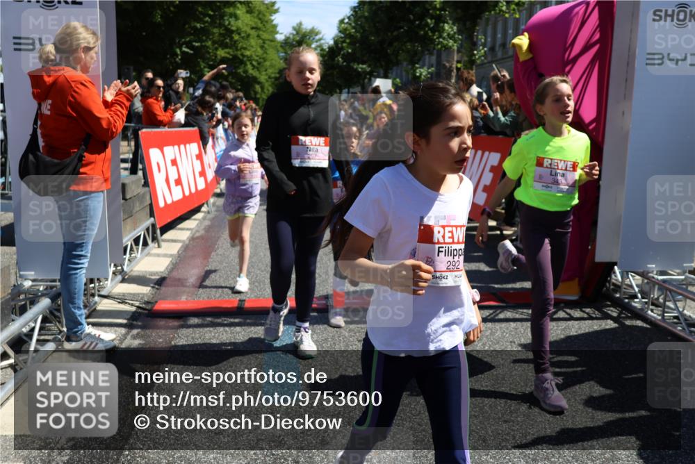 14.06.2026 - REWE Women's Run Strokosch-Dieckow http://msf.ph/oto/9753600 14.06.2026 11:37:48 Ziel 101, 112, 119, 141, 156, 159, 164, 172, 179, 215, 224, 225, 234, 248, 257, 264, 269, 292, 311, 322, 323, 339, 340, 342, 343, 351, 361, 362 meine-sportfotos.de