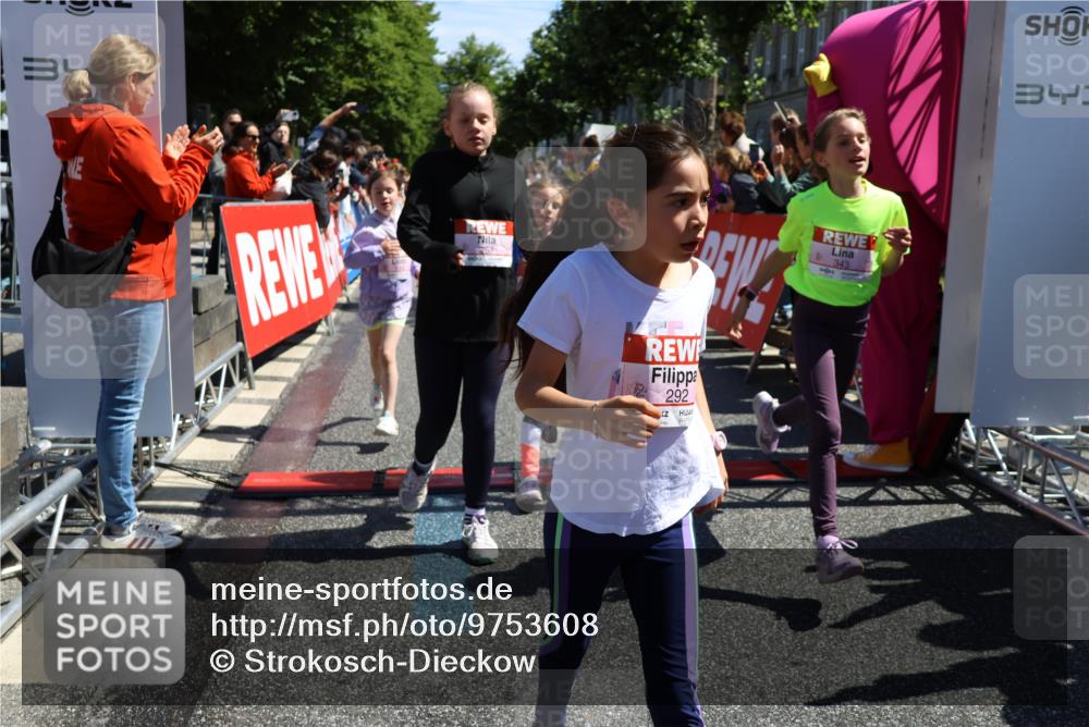 14.06.2026 - REWE Women's Run Strokosch-Dieckow http://msf.ph/oto/9753608 14.06.2026 11:37:48 Ziel 101, 112, 119, 141, 156, 159, 164, 172, 179, 215, 224, 225, 234, 248, 257, 264, 269, 292, 311, 322, 323, 339, 340, 342, 343, 351, 361, 362 meine-sportfotos.de