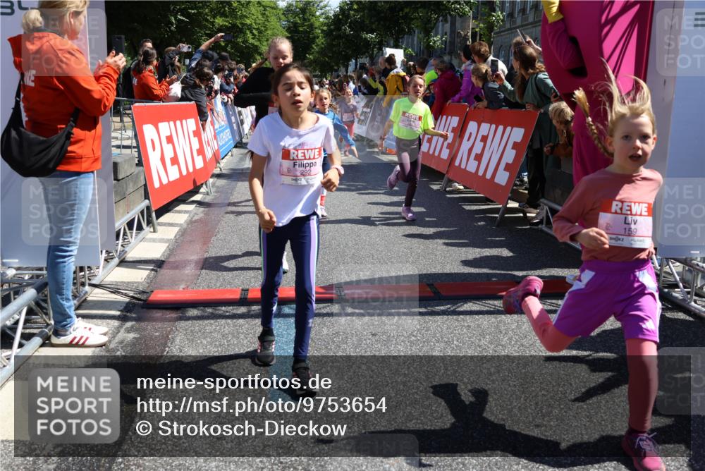 14.06.2026 - REWE Women's Run Strokosch-Dieckow http://msf.ph/oto/9753654 14.06.2026 11:37:47 Ziel 101, 112, 119, 141, 156, 159, 164, 172, 173, 179, 224, 234, 248, 257, 264, 269, 292, 311, 322, 323, 334, 339, 340, 342, 343, 344, 351, 361, 362 meine-sportfotos.de